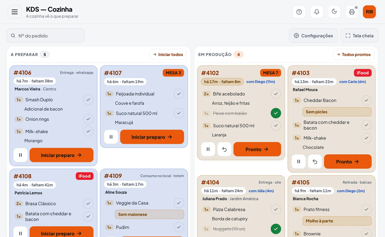 KDS com pedidos a preparar e em produção, com quem está montando e há quanto tempo