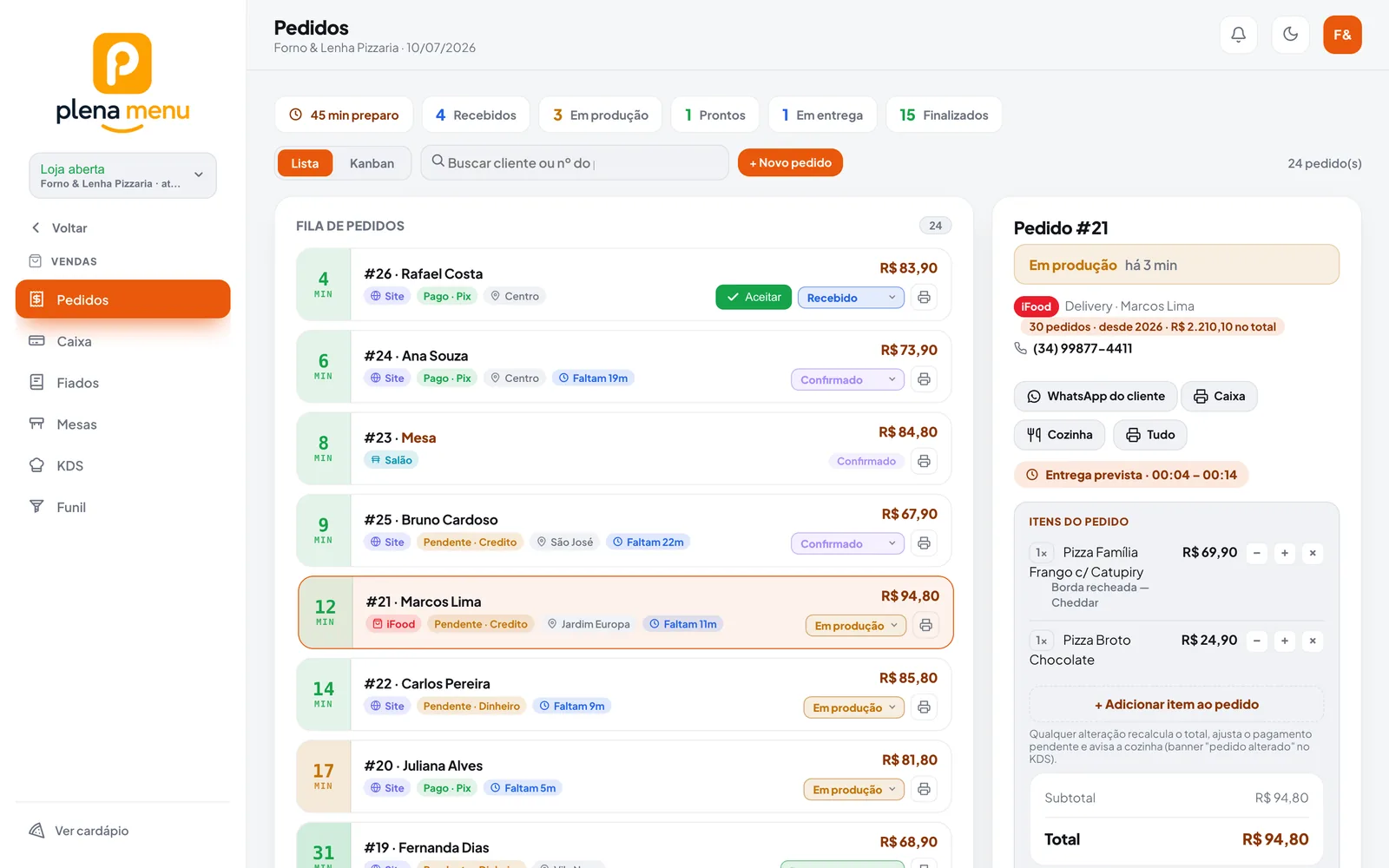 Tela de Pedidos do PlenaMenu: fila com tempo de cada pedido, botão Aceitar, pedidos do site, do salão e do iFood, e o detalhe do pedido aberto ao lado com itens e impressão